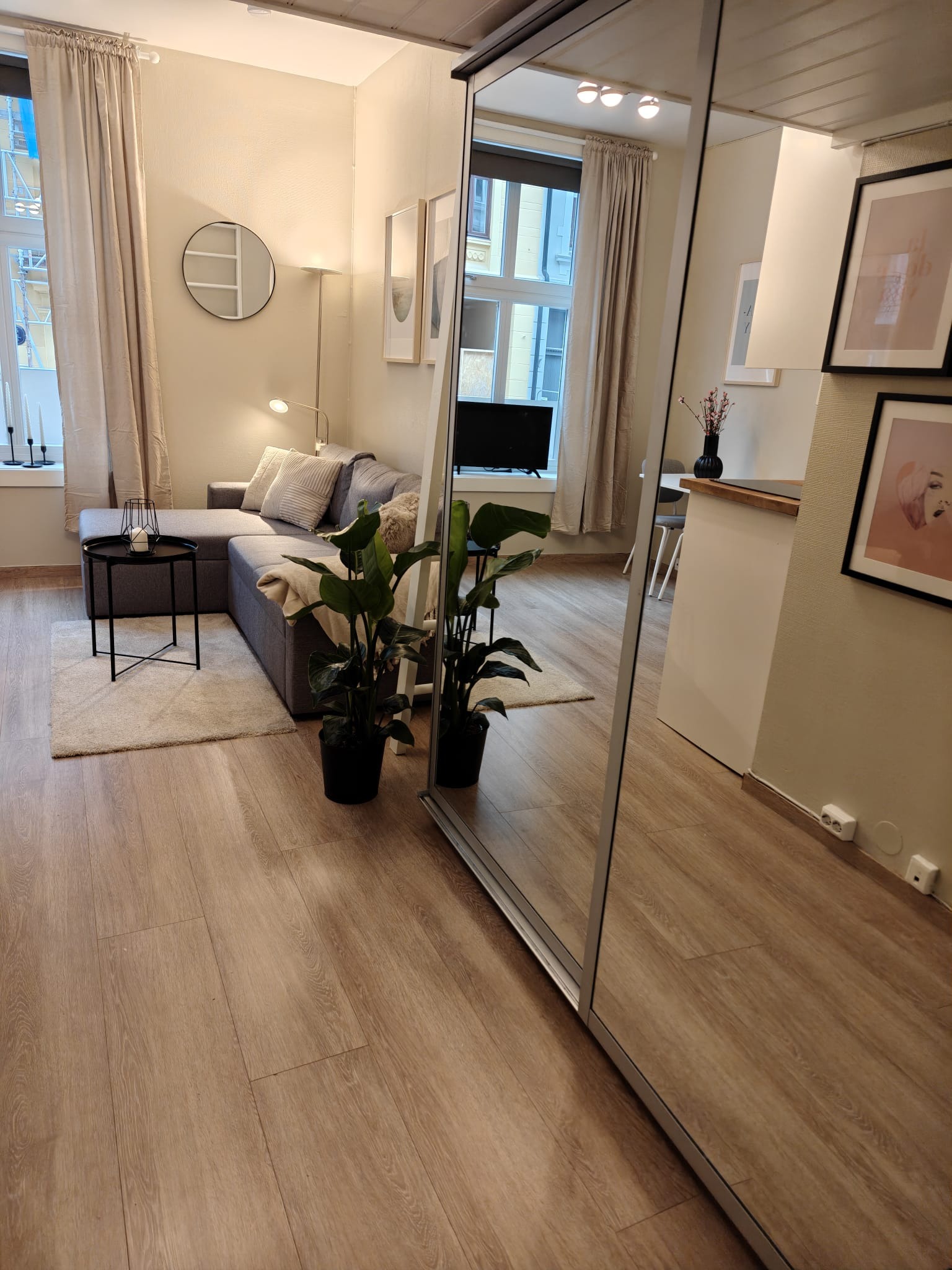 God plass i garderobeskap med speil. Inkluderer kleshengere, paraply,skojern, nytt sengetøy. Trådskuffer og plass til hengede klær.